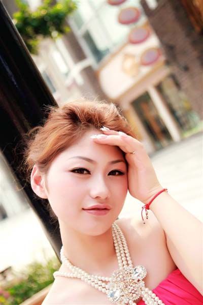 张贵英私密写真曝光 艺术照价格不菲[组图]