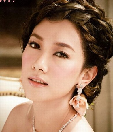她不但有泰国华人第一美女之称,还常常被人叫做泰国头号大美女.