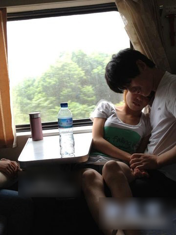 【转载】台湾情侣列车上夸张亲热 直接脱裤上演活春宫【多图】