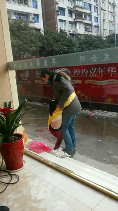 称,宜宾县城柏溪大街上,一名男子当众脱光小女孩的衣服后将其强行拖走