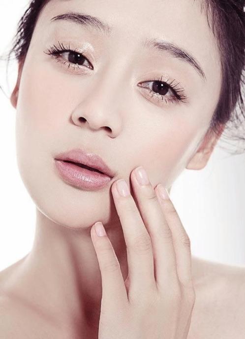 大家对于袁珊珊的"香肠嘴"总不待见而且还总是一副苦瓜相.