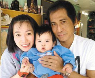 『普通』主题 54岁齐秦喜获二胎儿子 小24岁娇妻产胖娃儿女双全