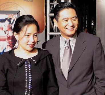 周润发陪太太看眼科 穿情侣装同行默契十足