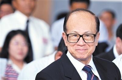 俭用积蓄的7000美元在筲箕湾创办了自己的塑胶厂,命名为"长江塑胶厂"