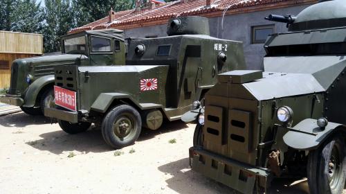 在河北某影视基地停放的印有日本侵略者标志的装甲车.摄影/章轲