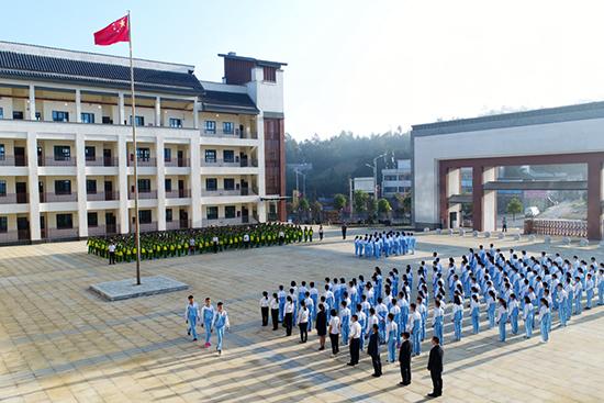 民族中学师生们正在进行升旗仪式
