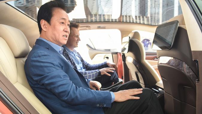 超豪华顶配:恒驰1大手笔地配备了宇航级的旗舰智能座舱,18向调节多