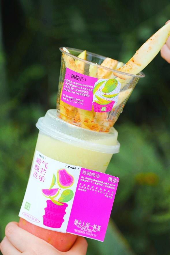 手里拿着饮料 ; ;低可信度描述已自动生成