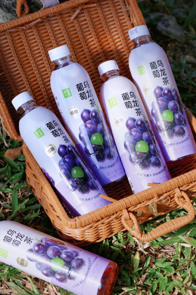 把奈雪的茶装进瓶里葡萄乌龙茶真果真茶真低糖