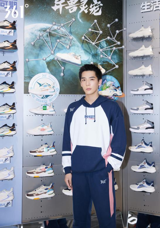 361°品牌运动潮流代言人王安宇亮相门店 潮流尖货获年轻一代追捧