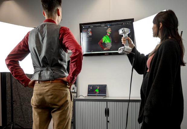 使用三维扫描仪对人物进行扫描,实时获取彩色的高精度人体数据.