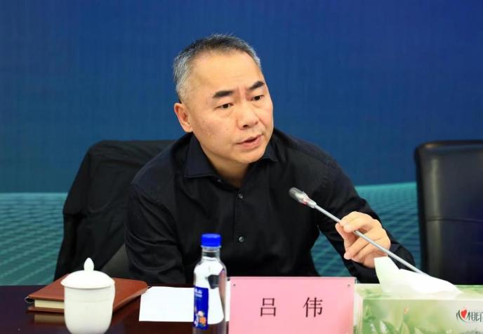 在集体廉政谈话时,党委委员,纪委书记吕伟要求:公司党员干部要把持之