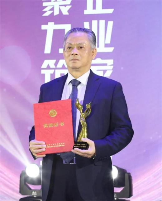 宇环数控董事长许世雄获颁"2021-2022年度湖南省优秀企业家"-金融界