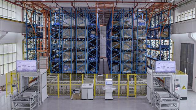 在进行现场测量与规划后,京东物流通过投入使用堆垛机,智能升降货柜