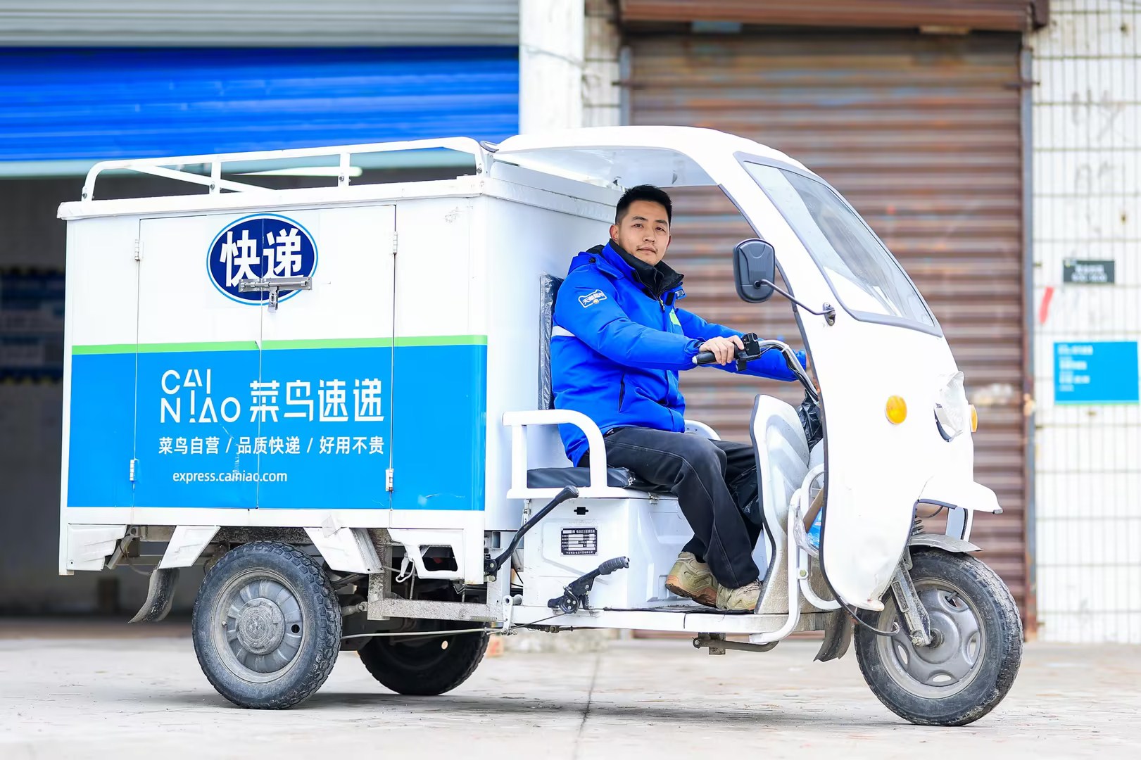 菜鸟速递回应6000名快递员招聘:业务发展太快,送货上门是标准服务-金