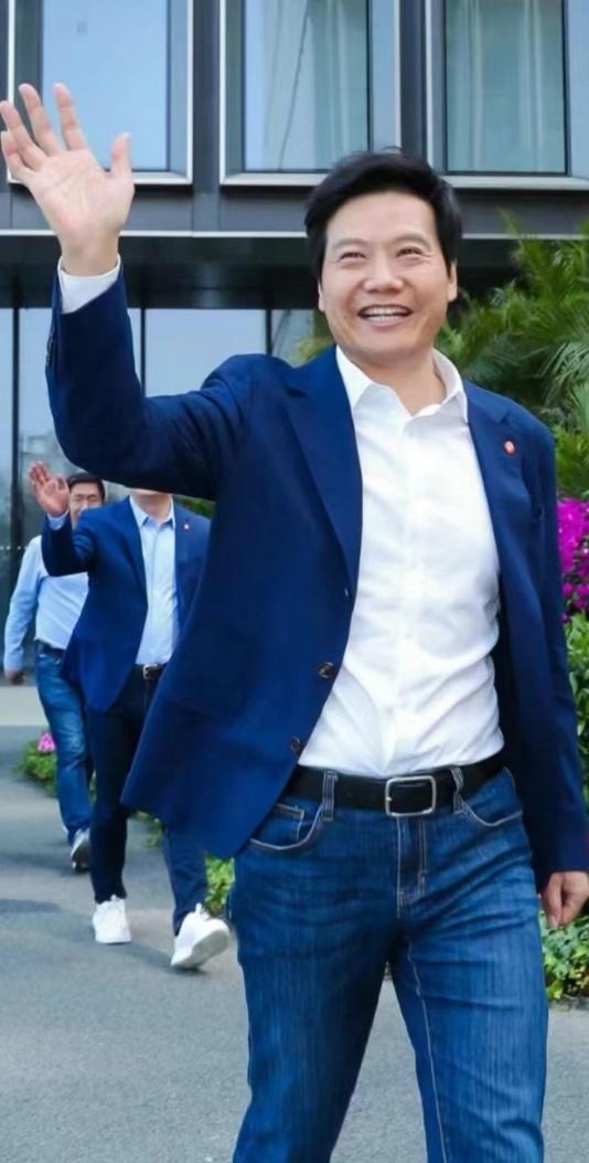 雷军发布会穿搭火出圈  同款t恤京东成交额增长100倍