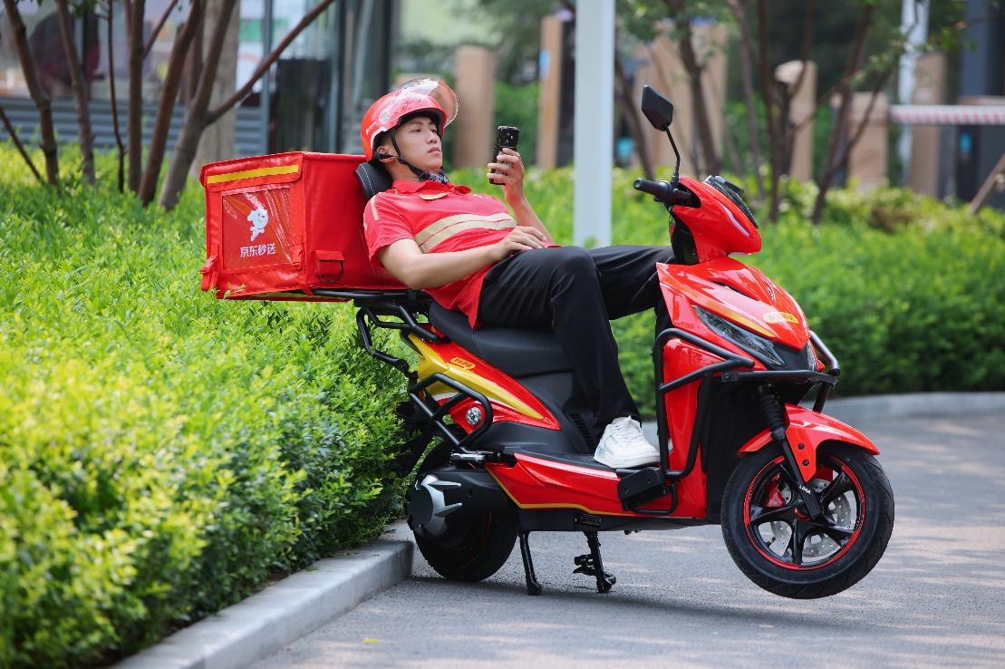 京东外卖全职骑手已超15万豪掷20亿升级福利15万台炫酷二轮车达标送