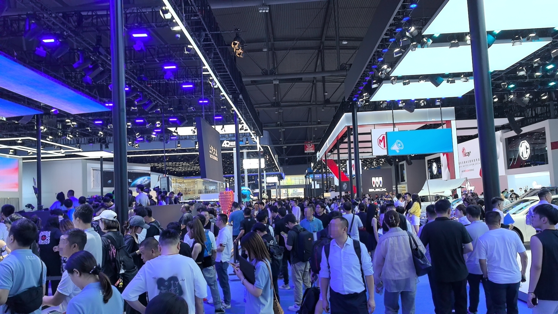 成都车展场馆内.jpg